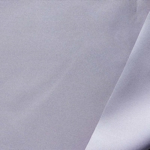 Può includere: Primo piano di un tessuto grigio chiaro con una sottile trama tessuta. Il tessuto è piegato su se stesso, creando una transizione liscia e senza cuciture.