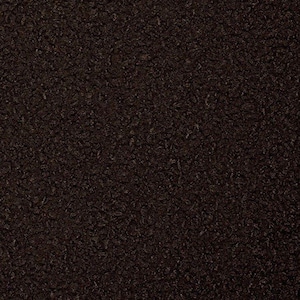 Op de afbeelding: Een close-up van een donkerbruine stof met een getextureerd oppervlak. Het materiaal heeft een dichte, enigszins ongelijke uitstraling, waardoor een rijke, effen kleur ontstaat. De textuur suggereert een geweven of gebreide textiel, geschikt voor diverse toepassingen.