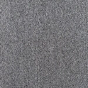 Könnte beinhalten: Nahaufnahme eines strukturierten, grauen Stoffes. Das Material hat ein subtiles Webmuster und die Farbe ist ein einfarbiges, neutrales Grau. Der Stoff scheint ein mittleres Gewicht zu haben, geeignet für verschiedene Bekleidungs- oder Heimdekorationsprojekte.