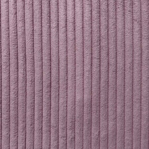 Peut inclure: Gros plan sur un tissu texturé avec des rayures verticales en velours côtelé de couleur mauve clair. Le tissu a un aspect doux et moelleux, avec un léger éclat. Le motif est uniforme sur toute la surface.