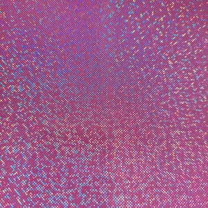 Op de afbeelding: Close-up van een glinsterende, getextureerde stof in een levendige magentatint. Het oppervlak is bedekt met kleine, reflecterende stippen die het licht vangen, waardoor een sprankelend effect ontstaat met hints van blauw en goud. Het algehele effect is een oogverblindende, iriserende afwerking.