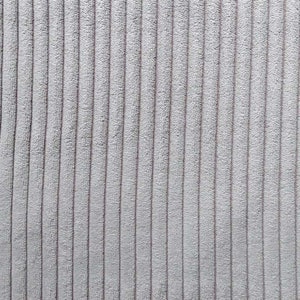 Peut inclure: Gros plan sur un tissu gris clair avec une texture côtelée verticale.