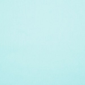Könnte beinhalten: Ein einfarbiger hellblauer Hintergrund.