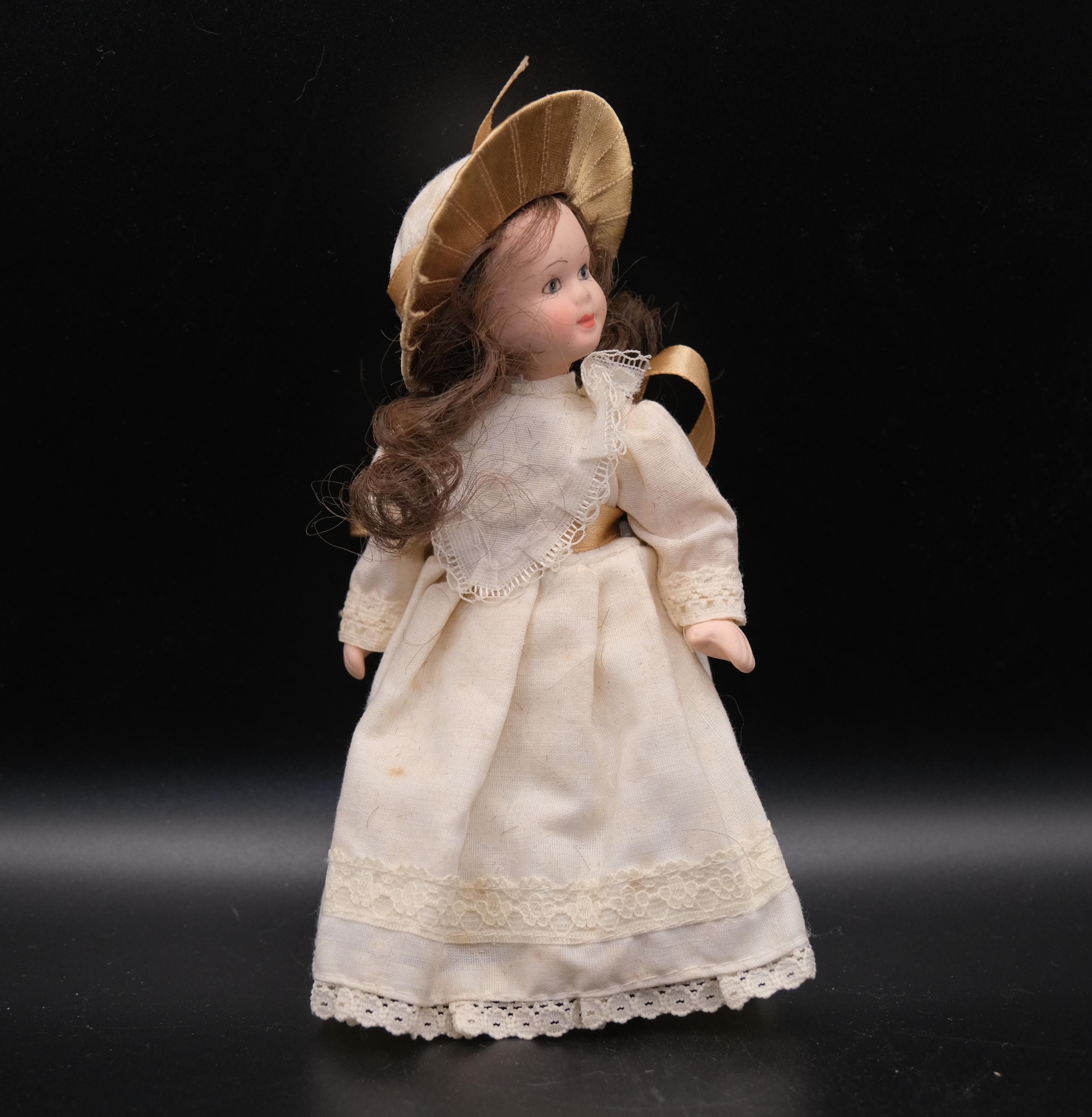 Poupée en porcelaine Béatrix - Collection