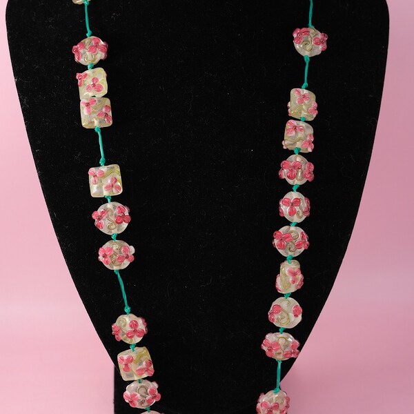 Collier en verre de perles de lampe avec fleurs roses surélevées