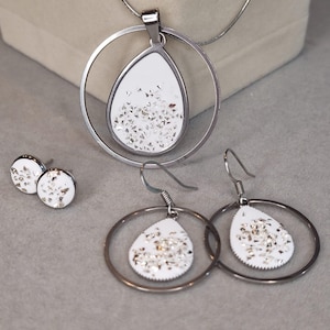 Elegant jewelry design in white and silver – necklace, earrings & studs