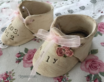 Babyschuhe mit Namen zur Geburt aus Keramik