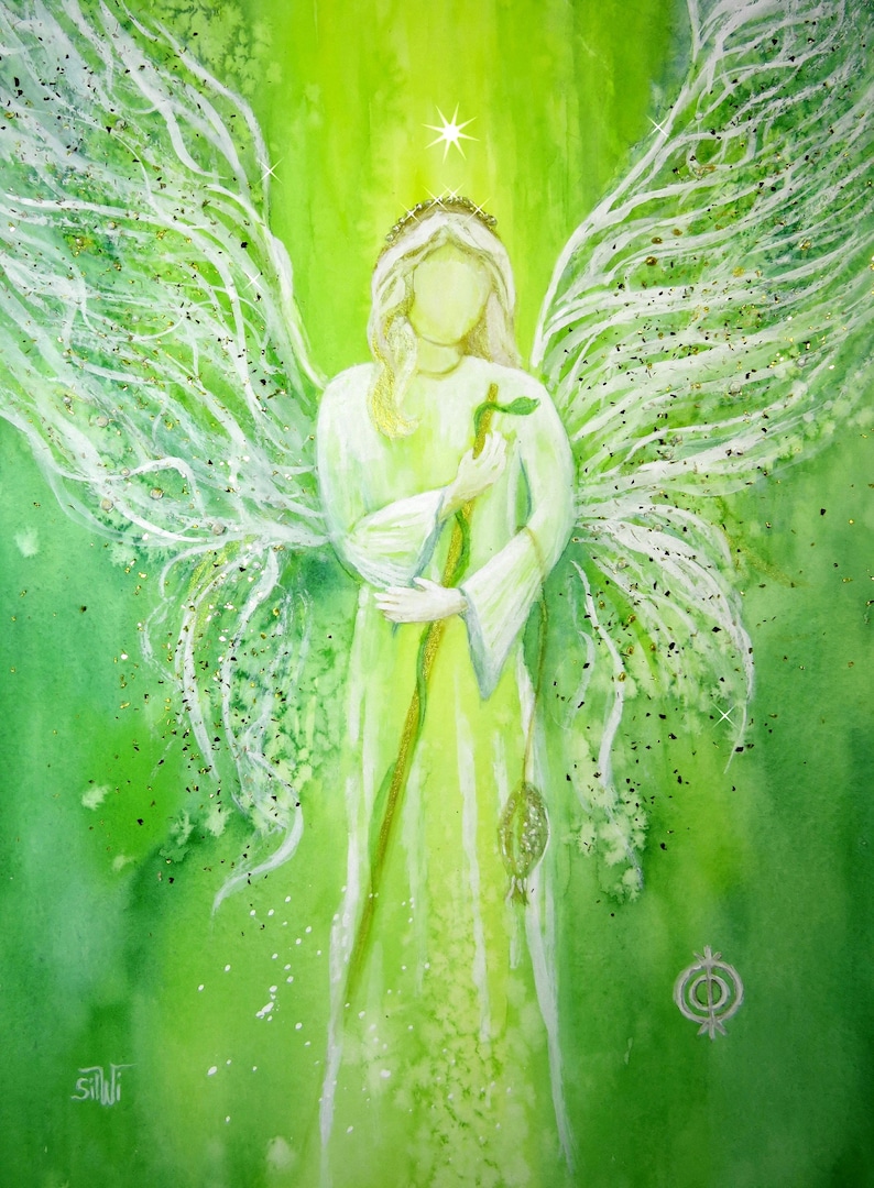 Op de afbeelding: Een aquarel schilderij van een engel met witte vleugels en een groene jurk. De engel houdt een groene tak in zijn hand. De achtergrond is een groene en witte aquarel was.