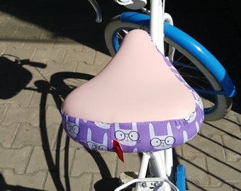 Pokrowiec na siodełko rowerowe Króliki fioletowe