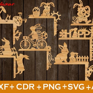 Op de afbeelding: Een set lasergesneden houten paashazen-plankensteunen. De steunen tonen konijnen die eieren vasthouden, fietsen en borden met de tekst "Happy Easter" vasthouden.