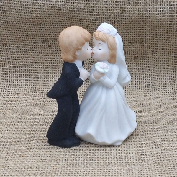 Bride & Groom Figurine, Kissing Couple, Ceramic Cake Topper, Vintage Lefton