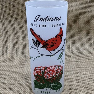 Indiana Souvenir Glass, Sammlerstaat Frostglas, State Silhouette, Vogel & Blume, Indiana Cardinal und Zinnia