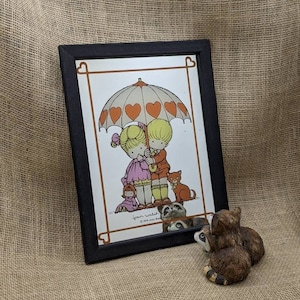 Joan Walsh Anglund Square Framed Mirrored Bild, Joan Walsh Anglund Heart Umbrella, Anglund Kids & Cat Under Umbrella