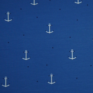Könnte beinhalten: Ein blauer Stoff mit einem weißen Ankermuster. Die Anker wiederholen sich über den gesamten Stoff.
