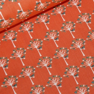 Könnte beinhalten: Orangener Stoff mit einem sich wiederholenden Muster aus weißen Bäumen mit türkisfarbenen Vögeln. Die Bäume haben grüne Blätter.