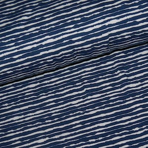 Peut inclure: Tissu rayé blanc et bleu marine avec un motif texturé de coups de pinceau.