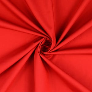 Könnte beinhalten: Nahaufnahme eines leuchtend roten Stoffes, der sich von einem zentralen Punkt aus in Falten legt. Die Textur des Stoffes ist glatt, und die Farbe ist im gesamten Bild gleichmäßig.