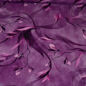 Può includere: Tessuto viola con un motivo floreale ad acquerello. I fiori sono di una tonalità di viola più chiara e hanno un design delicato e fluido.