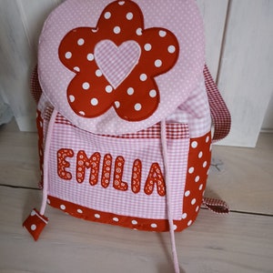 Kindergarten-Rucksack mit Namen und Blume rot rosa Bild 2