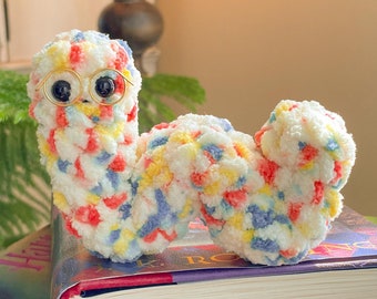 Pluszowy mol książkowy w kropki, szydełkowany, miękki i puszysty, amigurumi - przytulna dekoracja kącika do czytania - pluszowy robak - czytelnik - miłośnik książek - dekoracja półki na książki