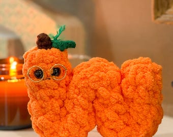 Kürbis Bücherwurm Plushie häkeln weich und flauschig Amigurumi -Gemütliche Leseecke Dekor -Herbst Herbst -Reader -Buch Liebhaber -Bücher Regal Dekoration
