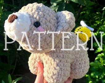CYFROWY WZÓR PDF na oryginalną pluszową maskotkę Honeybear (30 zdjęć!) - terminologia angielska i amerykańska - wzór szydełkowy na misia i pszczołę amigurumi