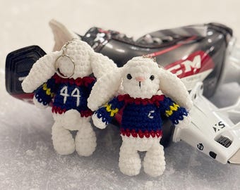 Handgehäkelter Schlüsselanhänger mit Eishockey-Hase – Kapitän Nr. 44 – Eishockey-Roman – Plüschhase – Für Leseratten – Bücherliebhaber – Dekoration fürs Bücherregal