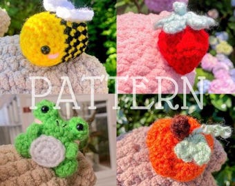 WZÓR CYFROWY PDF 4 w 1 Zestaw dodatków „Miś miodowy” (pszczoła, żaba, truskawka, dynia) – terminologia angielska i amerykańska – wzór na szydełkowanie amigurumi