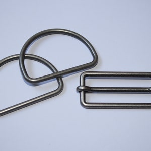 SET 40 mm altsilber Schieber D-Ringe EUR 6,65/Set antiksilber D-Ring Union Gurtversteller Halbring Gurtbandversteller Union-Knopf RESTME Bild 1