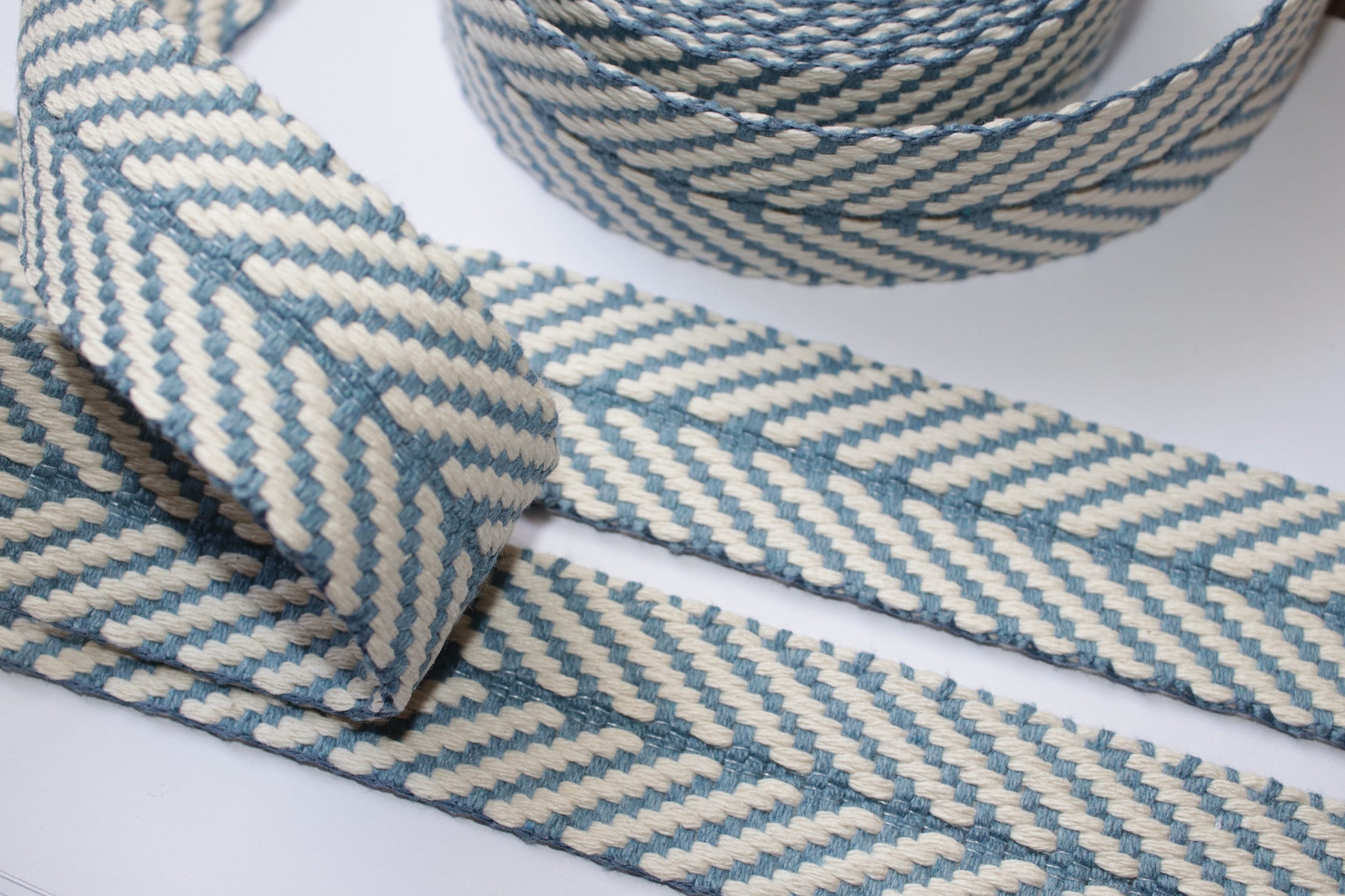 Gurtband Baumwolle Fischgrät jeansblau / natur 40 mm nachhaltig (EUR 4,40/m) Baumwoll-Gurtband recycelt blau Chevron beige