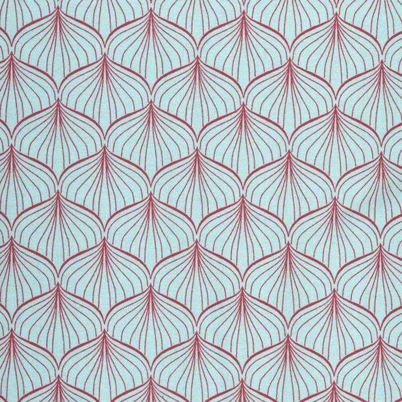 Puede incluir: Un patr&oacute;n repetitivo de formas estilizadas en forma de l&aacute;grima en un tono rojo intenso sobre un fondo azul claro. El dise&ntilde;o presenta l&iacute;neas finas y curvas que irradian desde la base de cada forma, creando un efecto geom&eacute;trico texturizado. Este patr&oacute;n es adecuado para tela o papel pintado.