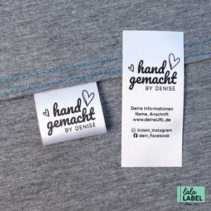 Könnte beinhalten: Weißes Stofflabel mit schwarzem Text, der "hand gemacht BY DENISE" lautet. Das Etikett hat ein kleines Herzsymbol neben dem Wort "hand".