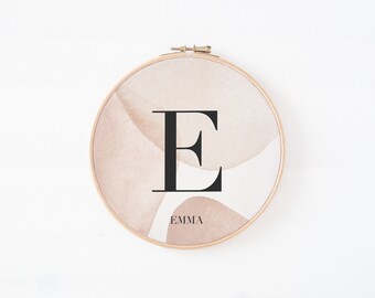 Borduurframe "ALPHABET" beige E als in EMMA l kinderkamer l gift l geboorte l nordic l macchiato