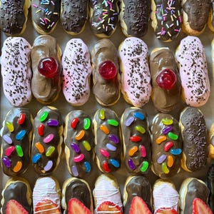 Réplicas de éclairs de chocolate, comida falsa, dulces de repostería falsos