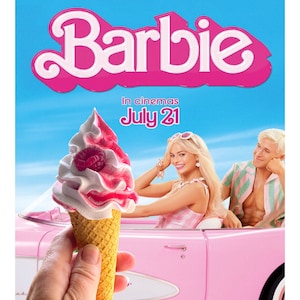 Pode incluir: Um cartaz de filme rosa e branco para o filme "Barbie" estrelado por Margot Robbie e Ryan Gosling. O cartaz apresenta um carro conversível rosa com um cone de sorvete rosa em primeiro plano. O texto "Nos cinemas em 21 de julho" é exibido no cartaz.