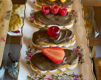 Replica chocolade-eclairs, nepvoedselrekwisieten, nepgebaksnoepjes