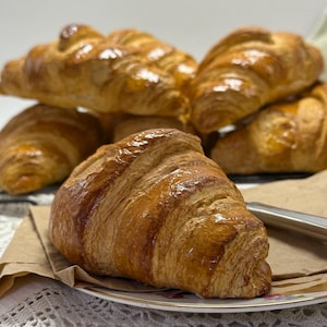 Exhibición de alimentos falsos de croissant para panadería y pastelería