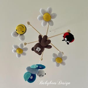 Babymobile Schmetterling, Marienkäfer, Biene und Bärchen mit  Blüten von „BabybeesDesign", 6 Mobilearme, in Wunschfarben