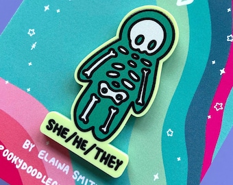ZIJ/HE/ZE voornaamwoord skelet acryl pin, genderidentiteit trots cadeau door Spooky Doodle Club (2 inch)