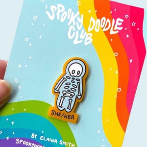 Épingle de pronom ELLE/ELLE ~ épinglette de pronom squelette, badge de pronoms effrayants, épingle mignonne elle effrayante (1,5 pouce)