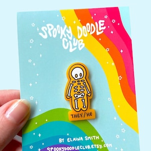 DE/HAN Pronomennål: Skelett Akryl Pride-nål (1,5 tum)