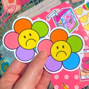 ADESIVO DE FLOR TRISTE - Adesivo de vinil com rosto sorridente triste em arco-íris, decalque à prova d'água com rosto sorridente em forma de flor, papelaria estética estilo Groovy dos anos 90, nostalgia