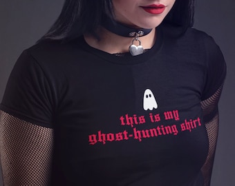 CHEMISE DE CHASSE AUX FANTMES - Chemise gothique fantôme d'Halloween, t-shirt graphique paranormal gothique, cadeau d'horreur fantasmagorique, options de grande taille en plusieurs couleurs