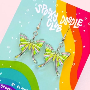 LUNA MOTH OORBELLEN - Acryl hangoorbellen, Witchy Fairy Moth sieraden, pastel bug Art, uniek sieraden cadeau voor haar (1 inch)