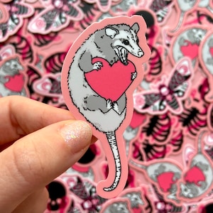 PEGATINA DE AMOR DE ZARIGÜEYA - Pegatina de vinilo de zarigüeya con forma de corazón, pegatina de zarigüeya rosa resistente al agua, regalo de papelería para amantes de las zarigüeyas, zarigüeya gritando