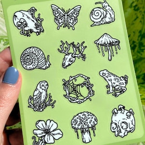 Feuille d'autocollants Spooky Swamp - Stickers imperméables en vinyle du Spooky Doodle Club, feuille d'autocollants tête de mort, art escargot grenouille cottagecore effrayant