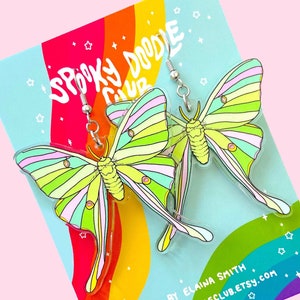 LUNA MOTH OORBELLEN - Acryl vlinderoorbellen, pastelkleurige insecten hangoorbellen, handgemaakte Cottagecore-sieraden, schattige statement-oorbellen