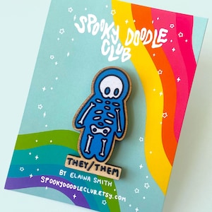 Pin con pronombres ELLOS/ELLAS - Pin de esqueleto de madera de Spooky Doodle Club (5 cm)