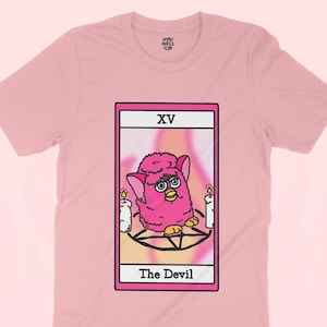 CAMISETA DE TAROT DE FURBY - Camiseta de Furby Maldito, Camiseta Meme Divertida de Furby Diablo, Regalo Nostálgico de los 2000 Y2K de los 90, Horror Escalofriante y Adorable, Estética Toycore