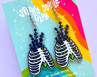 OORBELLEN LAVENDEL RIBCAGE - Floral Rib Cage Art, Spooky Doodle Club acryl oorbellen, Witchy sieraden cadeau (2 inch)